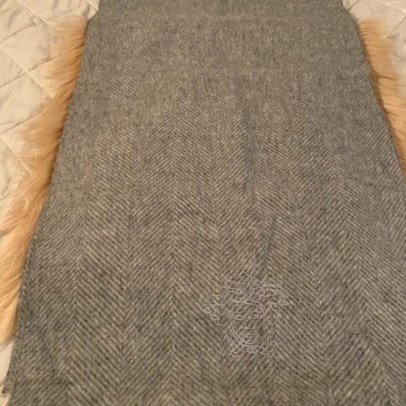 VERSACE GRAY WOOL SCARF. - Picture 3 of 4